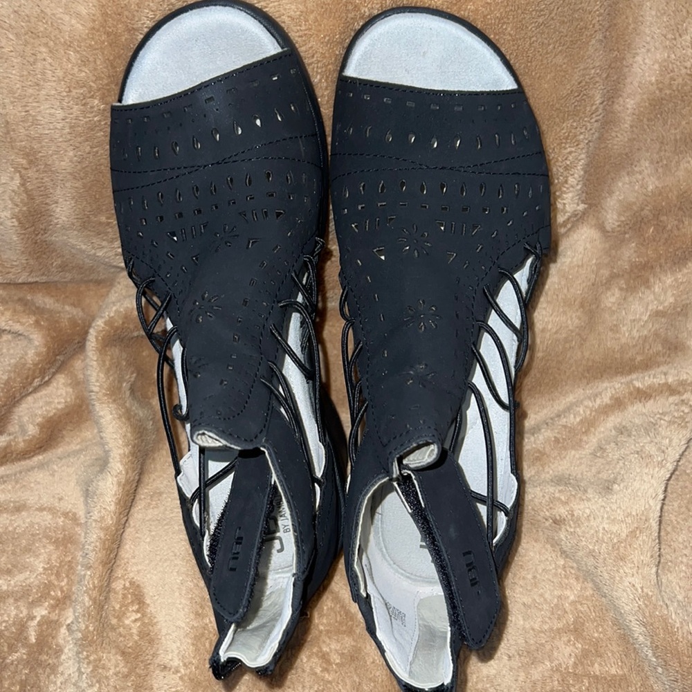 Open toe shoes